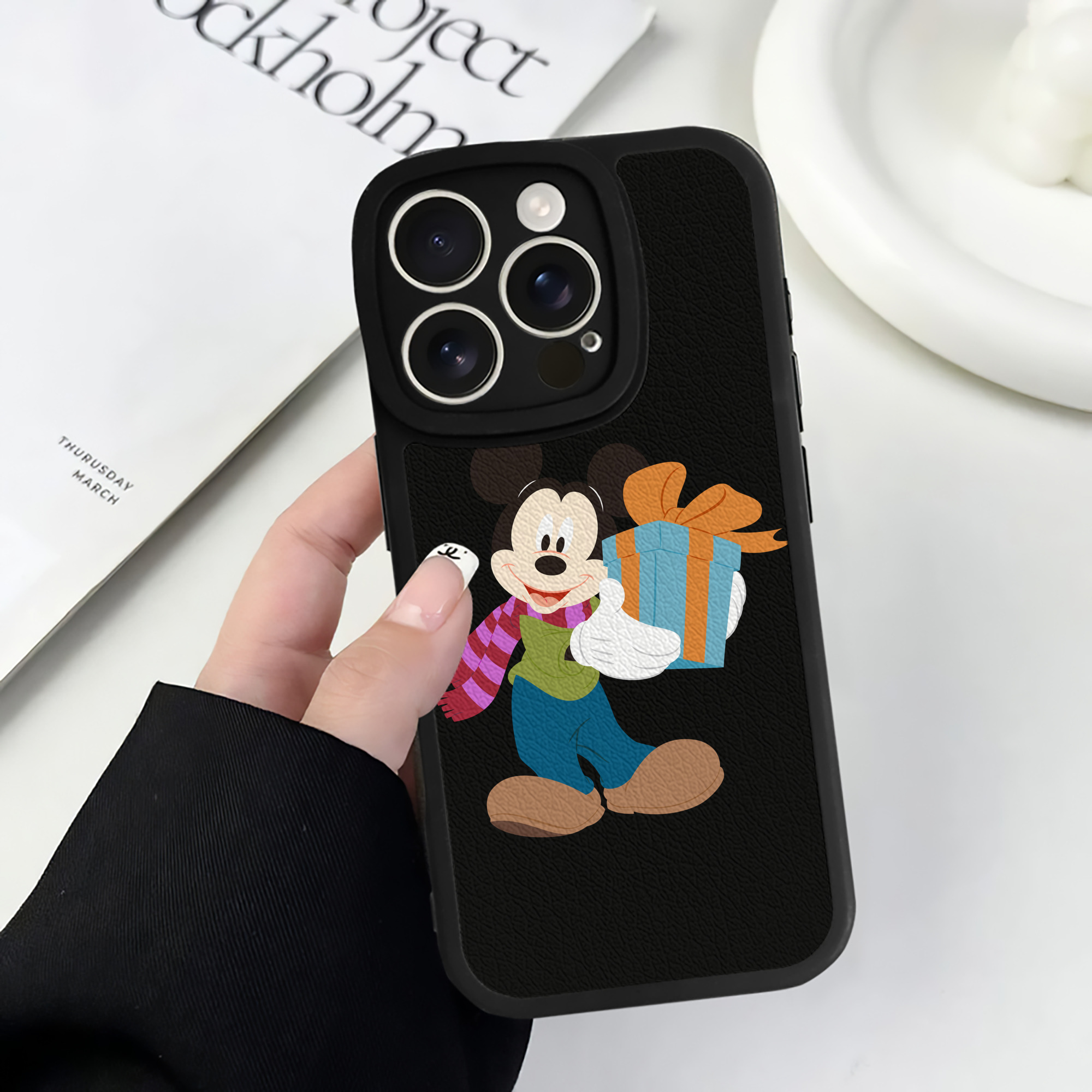（画像用） ミッキーマウス Mickey Mouse 【iPhone 16シリーズ対応】シリコンスマホケース（レザー調） 材質：シリコン